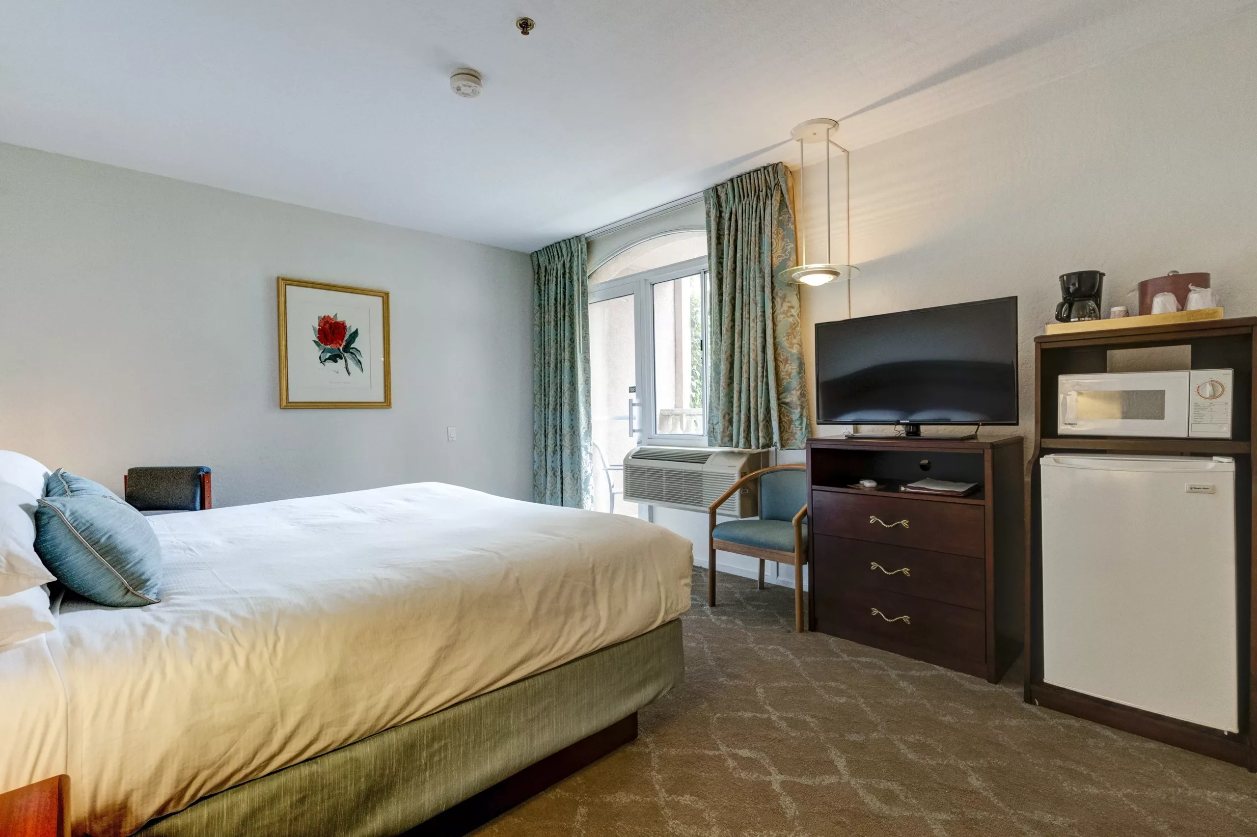 Beautiful Standard Deluxe King Room - Forest Villas Hotel Prescott AZ