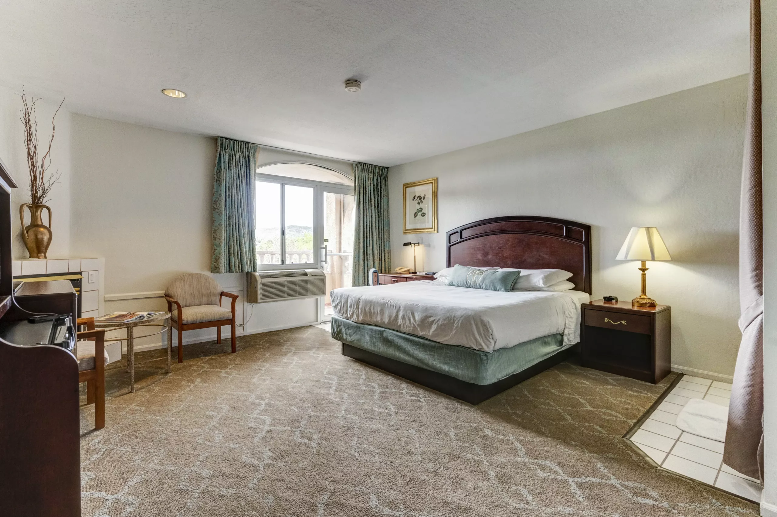 Beautiful Standard Deluxe King Room at Forest Villas Hotel Prescott