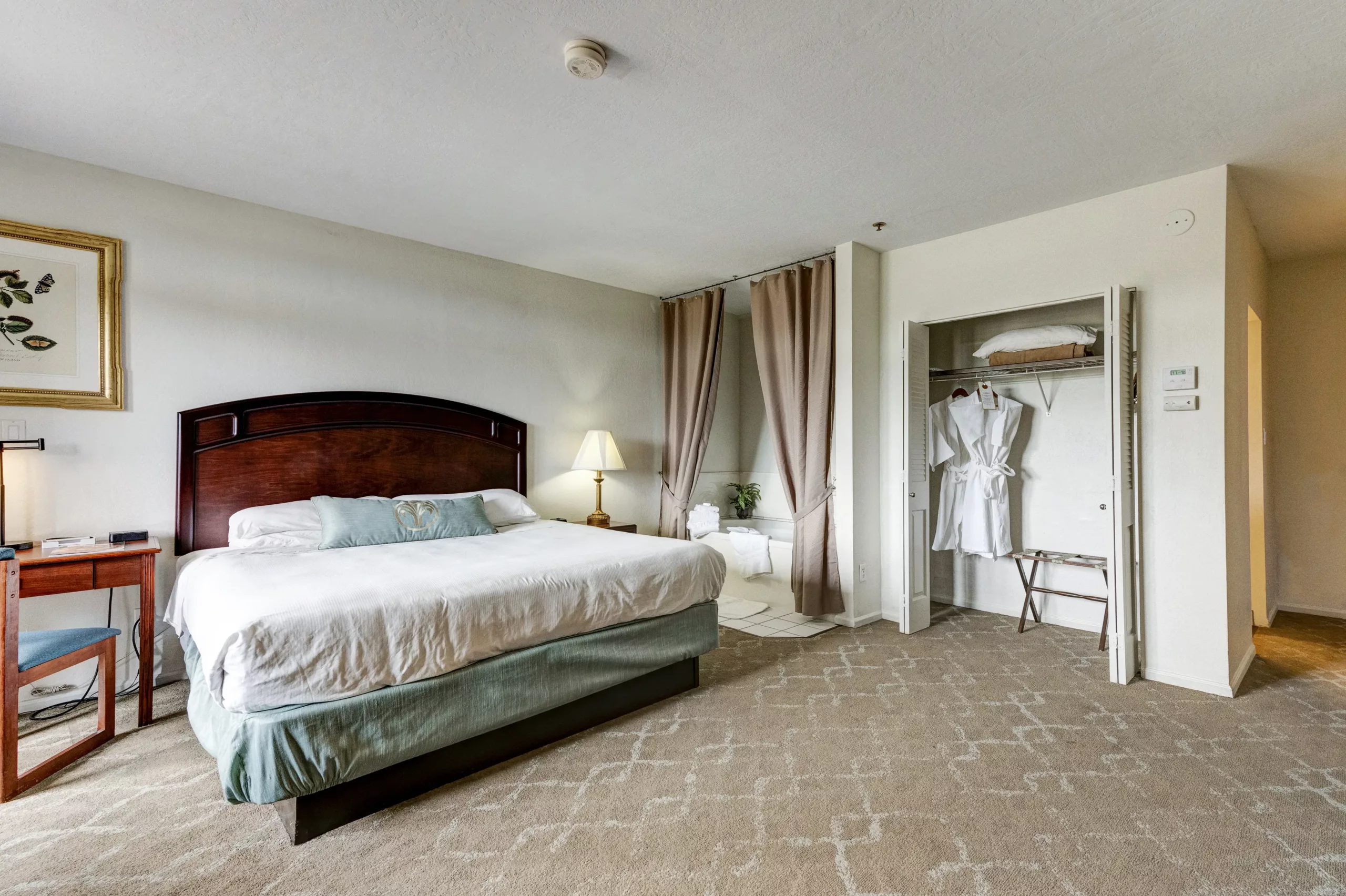 Beautiful Standard Deluxe King Room at Forest Villas Hotel in Prescott