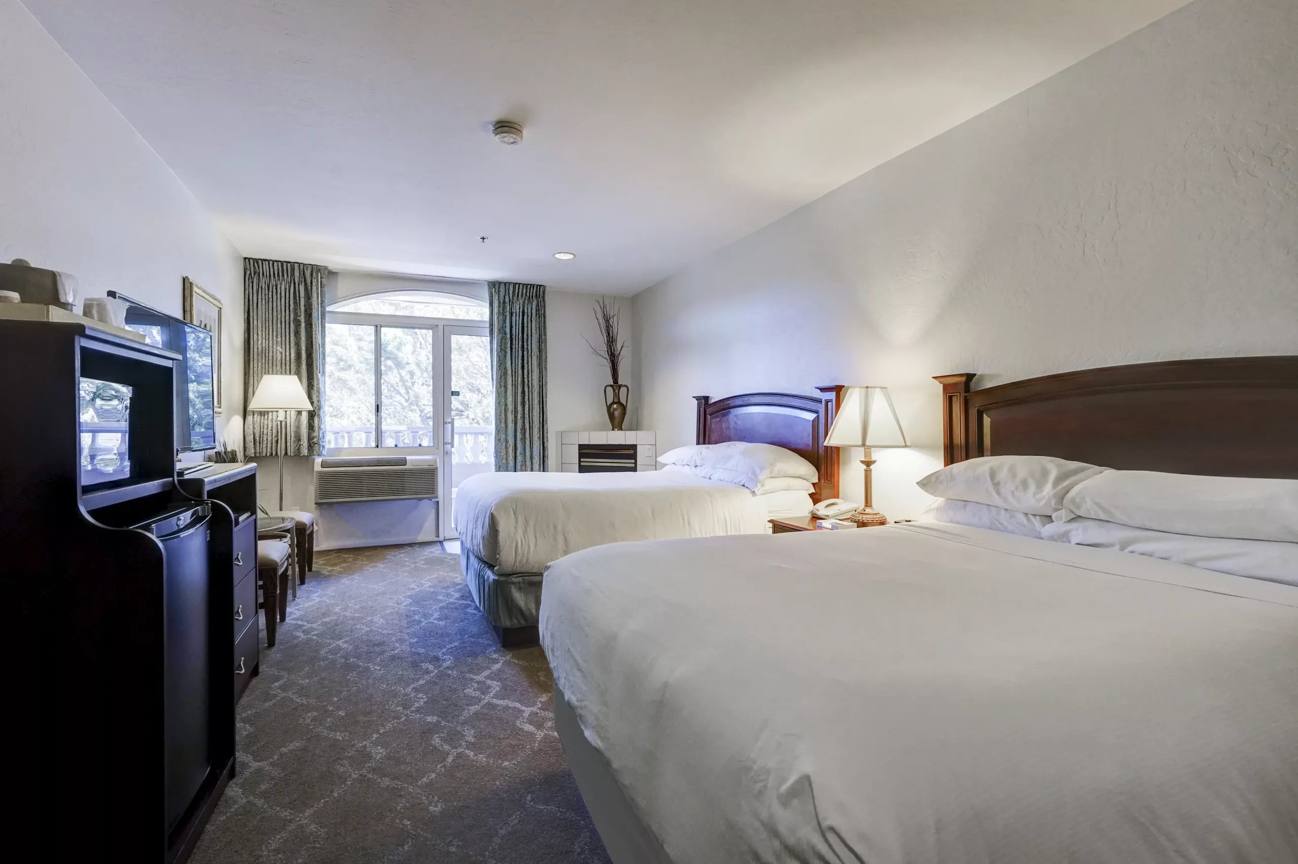 Beautiful Standard Double Queen Room at Forest Villas Hotel Prescott