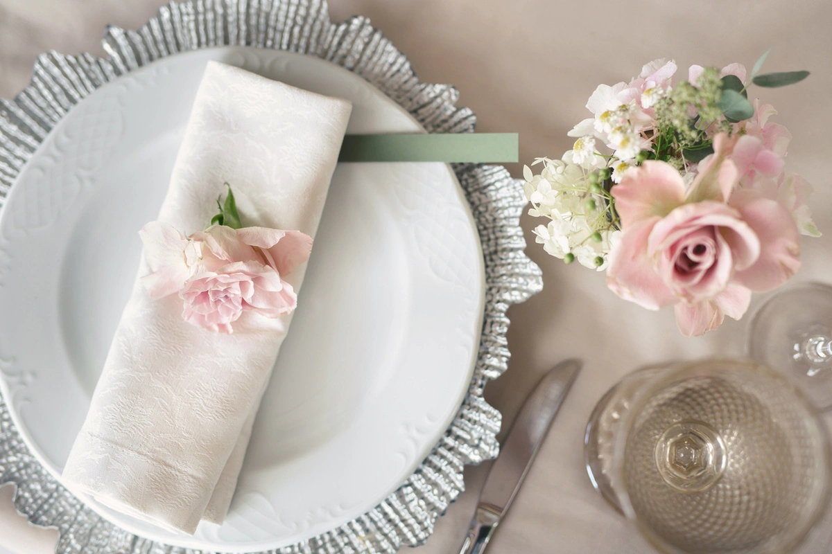 Wedding plate and table arrangement at boutique hotels for wedding setup