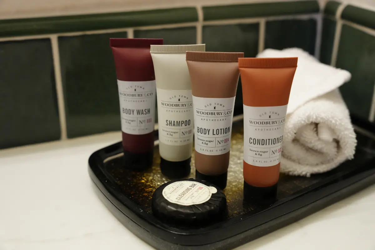 Forest Villas Hotel Prescott AZ luxury bath amenities Woodbury & Co apothecary bath amenities in Forest Villas Hotel bathroom